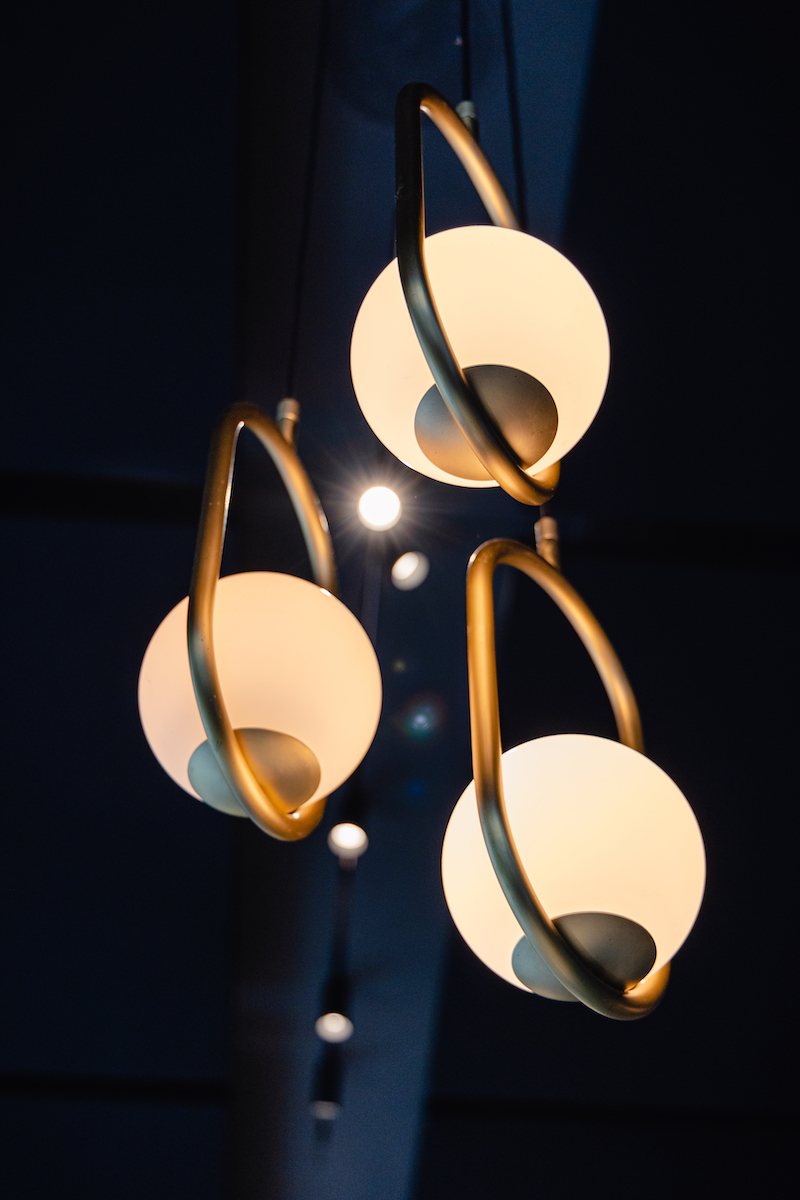 Le lampade a globo che disegnano la luce nella sala