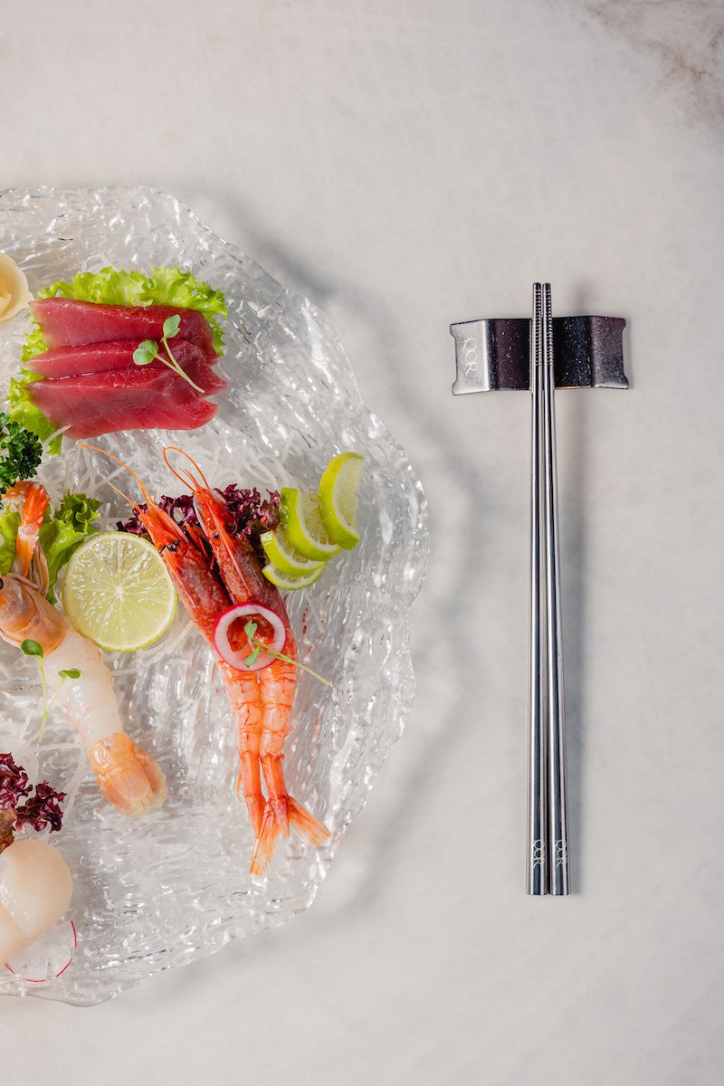 Sashimi di tonno e gambero rosso sul piatto di vetro