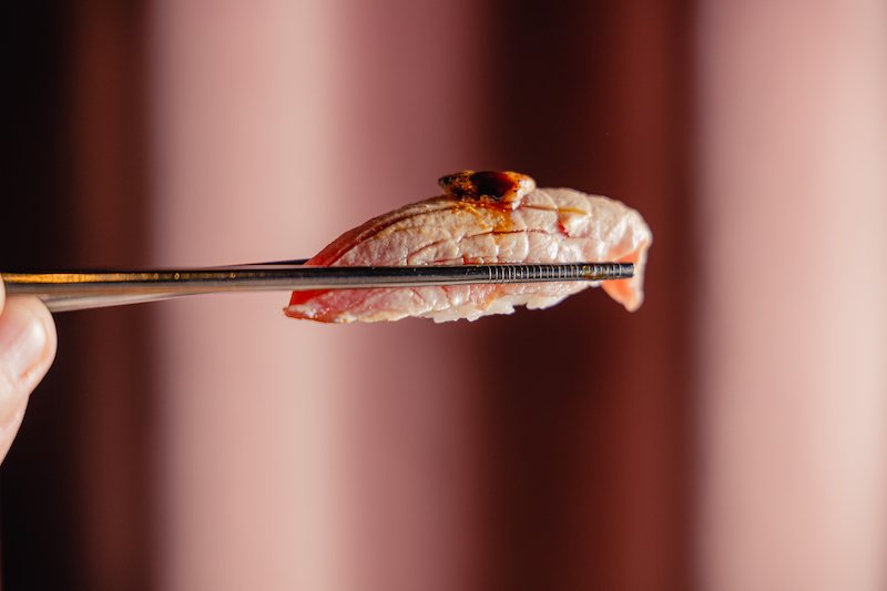 Un taglio scottato servito alle bacchette
