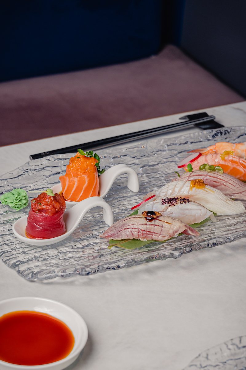 Selezione di nigiri, sashimi e uramaki