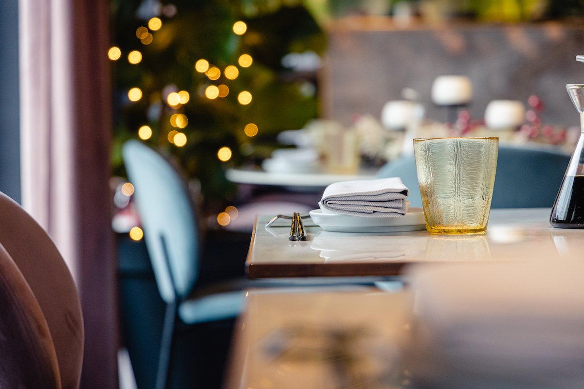 Mise en place al marmo tra le luci calde della sala