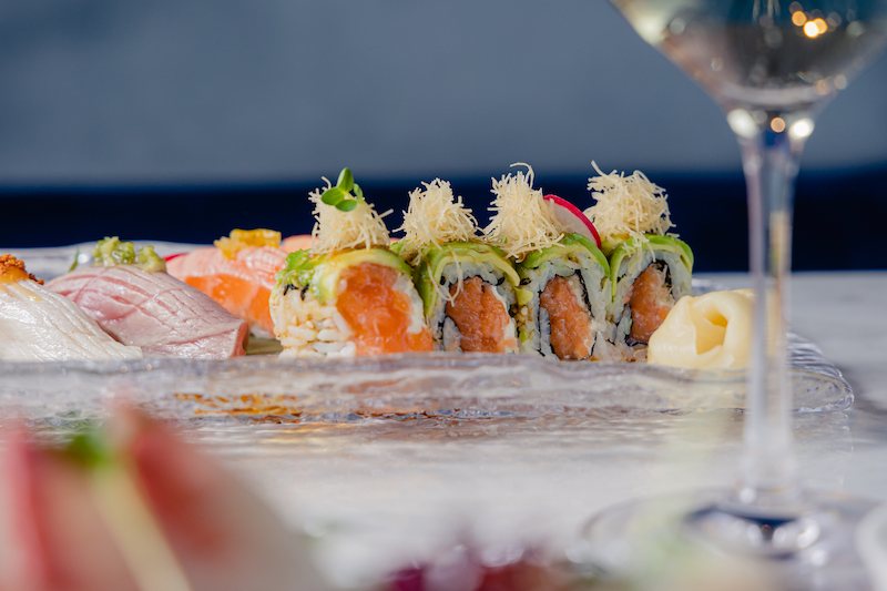 Uramaki con crispy e nigiri misti